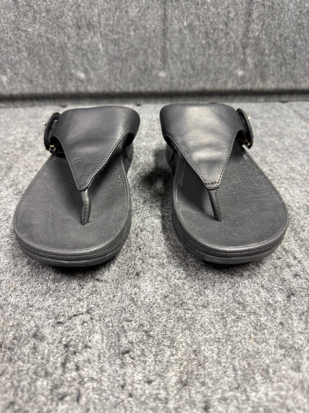 Fitflop Women's Black Leather Thong Sandals with Side Buckle - Picture 4 of 8